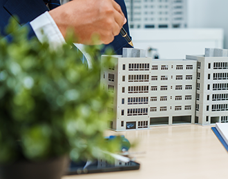 Modell eines mehrstöckigen, großflächigen Gebäudes