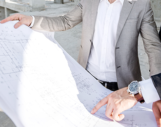 Zwei Personen besprechen Gebäudeplan